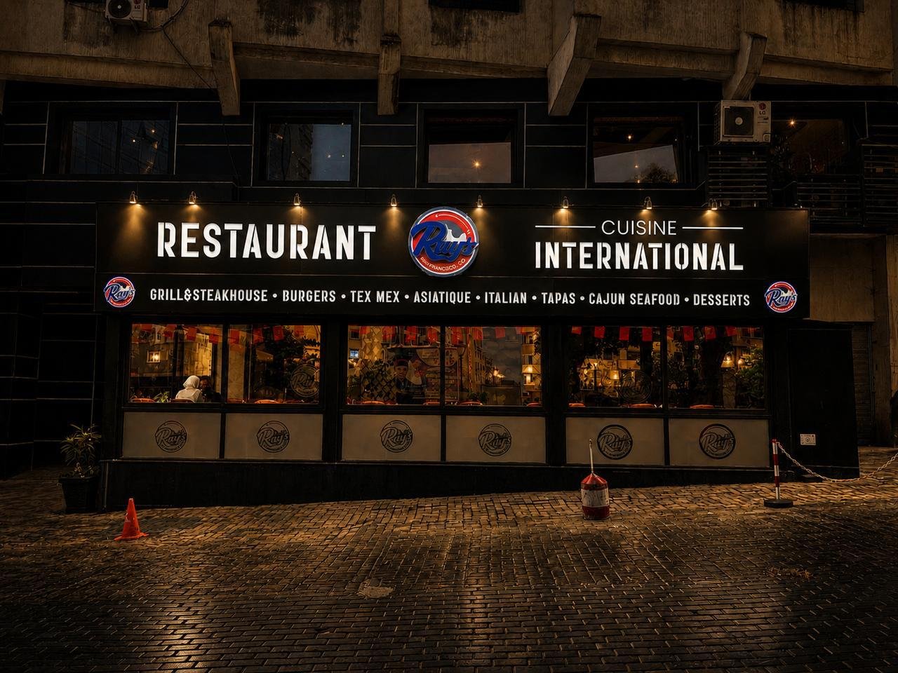 La façade éclairée du Ray's San Francisco, boulevard Mohamed V à Tanger, un soir d'ouverture